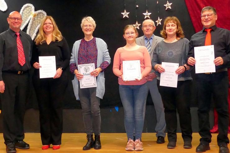 Ehrungen im Rahmen des Adventskonzerts: (von links) Christian Harms, Michaela Cuccu, Ute Schäfer, Felicitas Erbe, Peter Sussiek, Bianka Ruck und Stefano Cuccu. Foto: © Rebekka Bausch